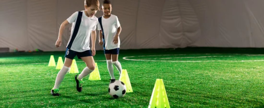 BENEFÍCIOS DE TREINAR EM ESCOLAS DE FUTEBOL